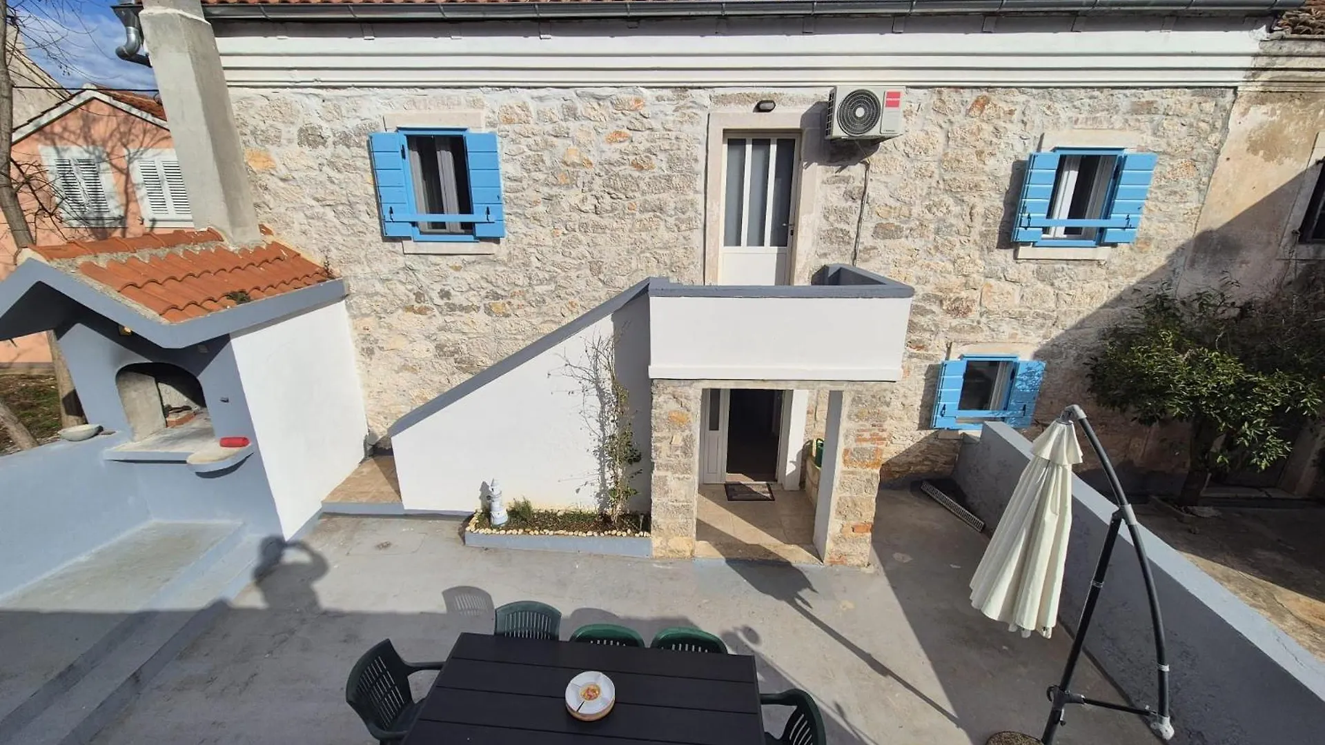 בית נופש הוילה ולי ראט Punta Bjanca Stone House